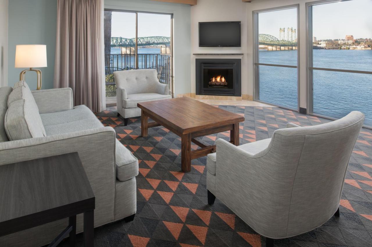 Corner Queen Suite with Fireplace at Holiday Inn Portland - Columbia Riverfront by IHG