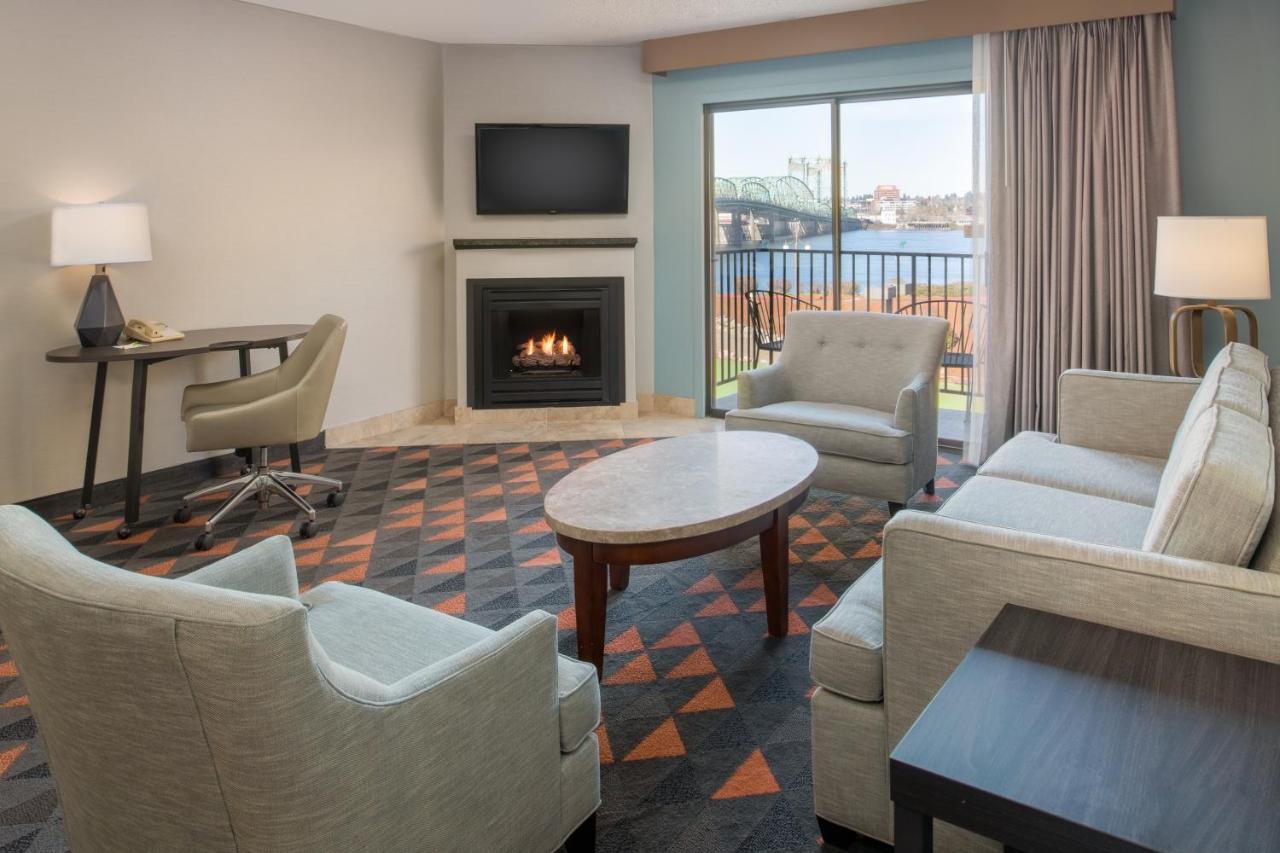 Corner Queen Suite with Fireplace at Holiday Inn Portland - Columbia Riverfront by IHG