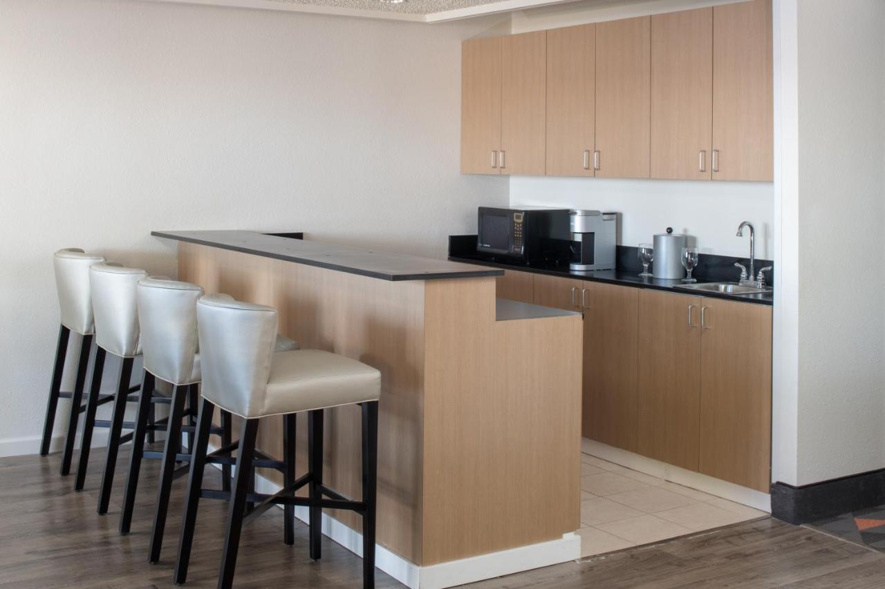 Presidential King Suite - Non-Smoking at Holiday Inn Portland - Columbia Riverfront by IHG