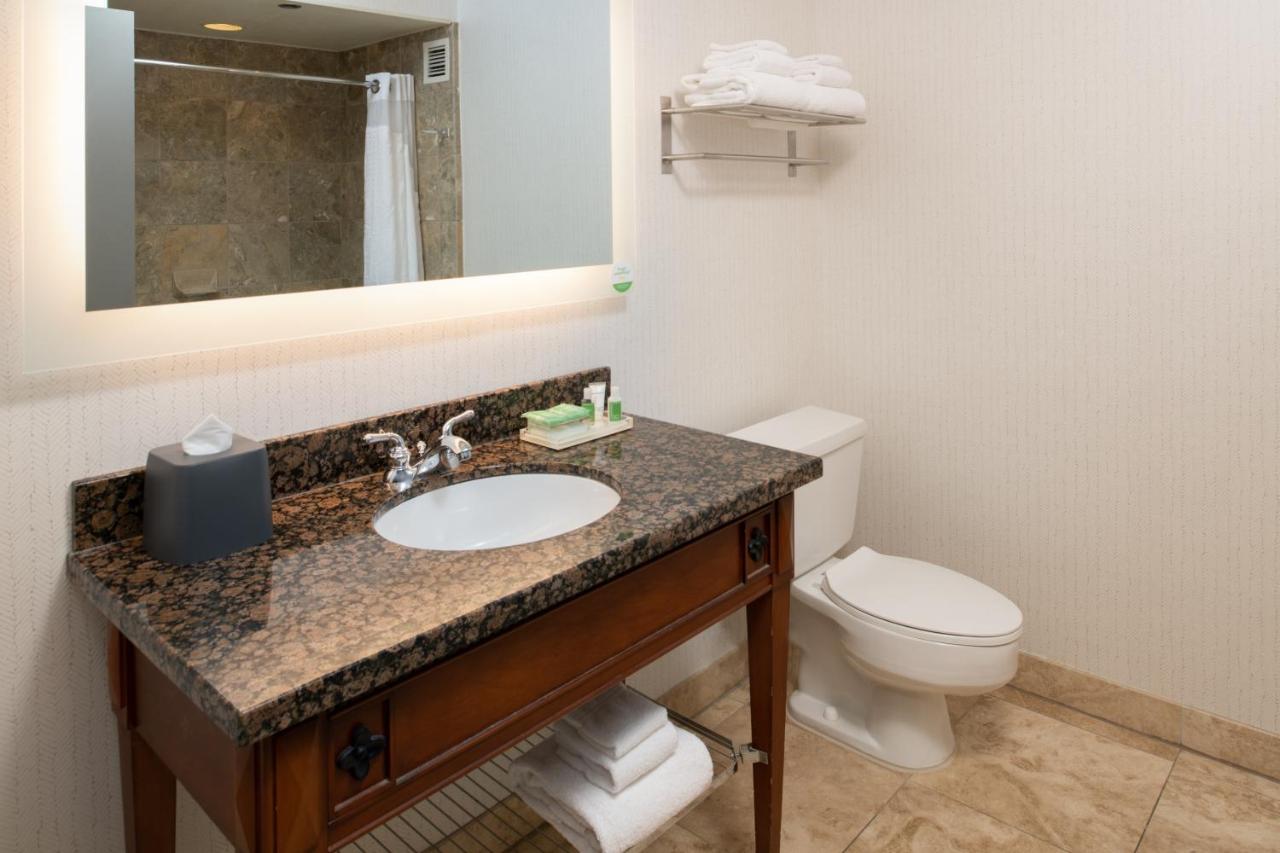 Queen Room with Two Queen Beds - Non-Smoking at Holiday Inn Portland - Columbia Riverfront by IHG