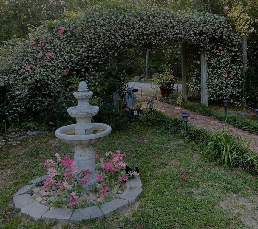  | Carriage House Villa and gardens in downtown historic Lexington SC