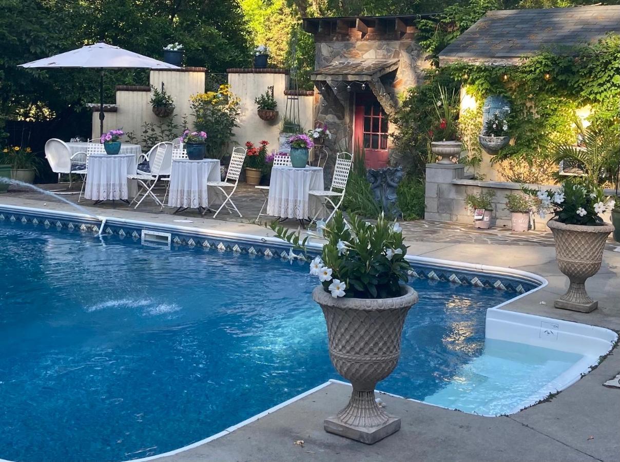  | Carriage House Villa and gardens in downtown historic Lexington SC