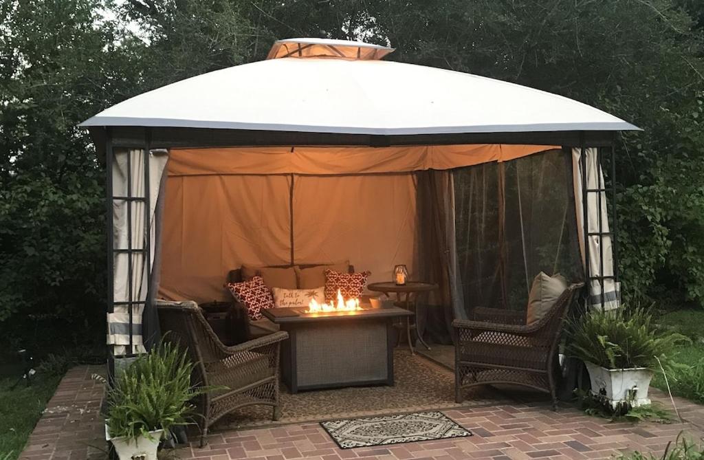  | Carriage House Villa and gardens in downtown historic Lexington SC