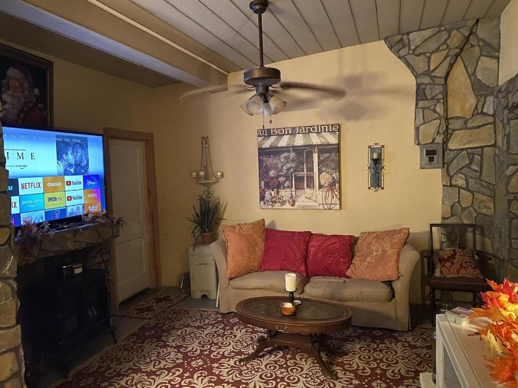  | Carriage House Villa and gardens in downtown historic Lexington SC