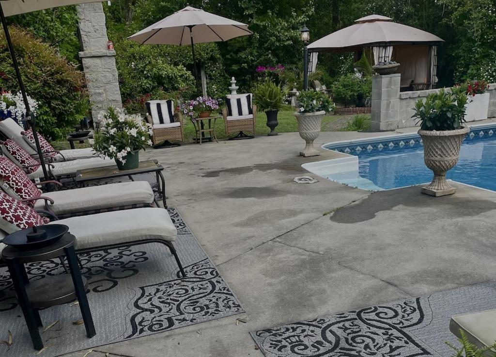  | Carriage House Villa and gardens in downtown historic Lexington SC