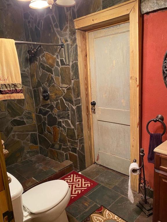  | Carriage House Villa and gardens in downtown historic Lexington SC