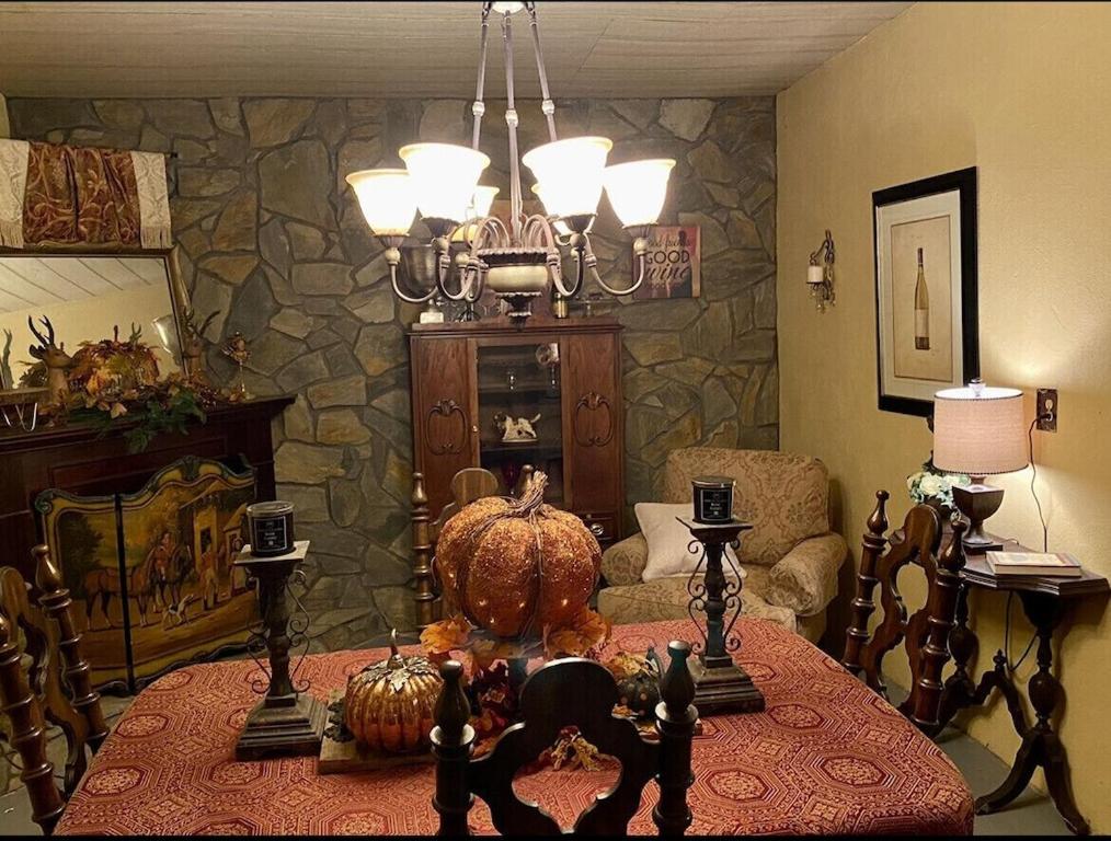  | Carriage House Villa and gardens in downtown historic Lexington SC