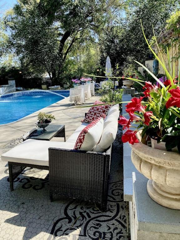  | Carriage House Villa and gardens in downtown historic Lexington SC