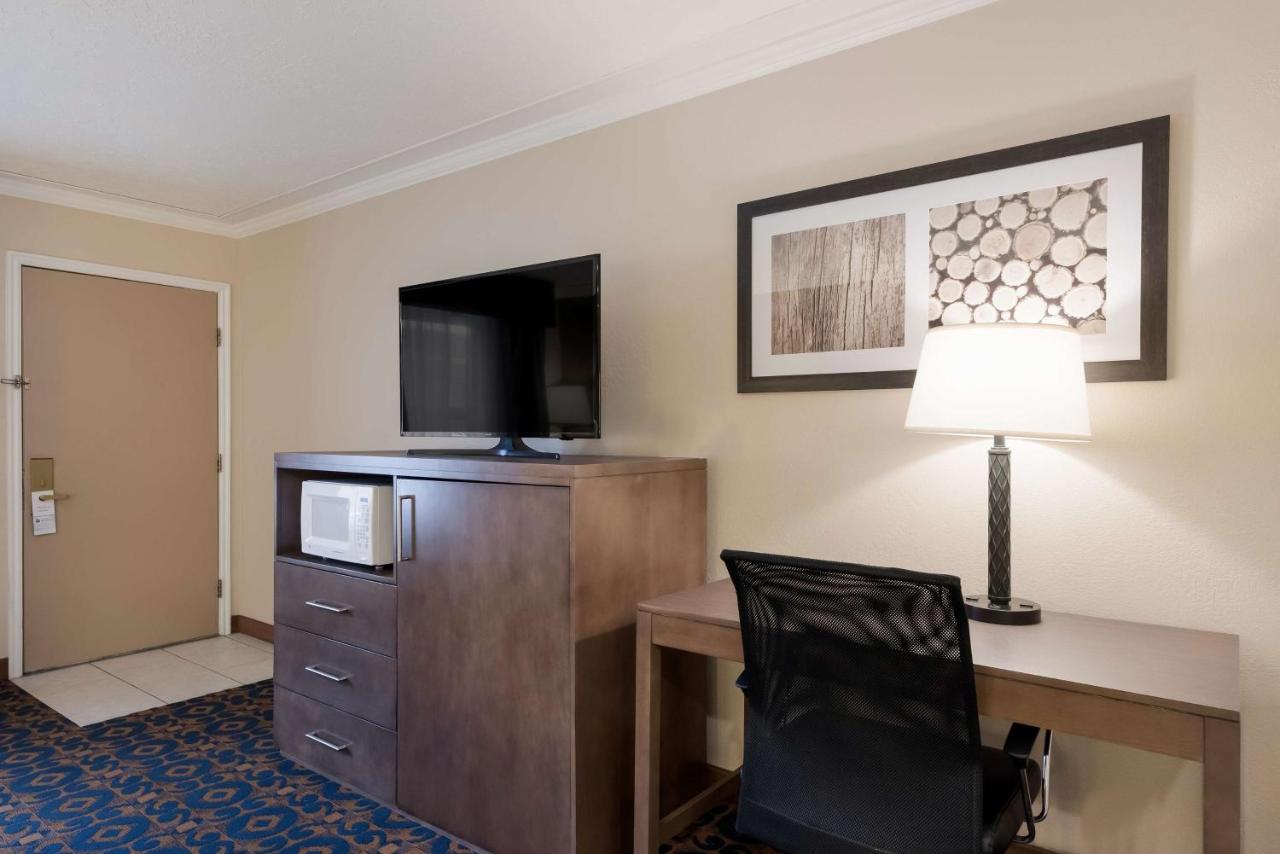 King Room with Spa Bath at Best Western Butch Cassidy Inn