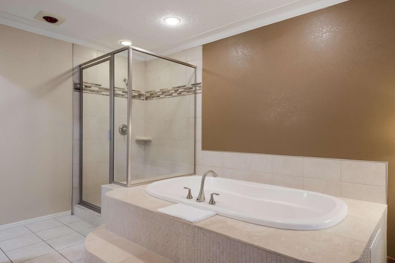 King Room with Spa Bath at Best Western Butch Cassidy Inn