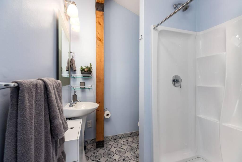 | Adorable & Pet Friendly-Close to U and Downtown!