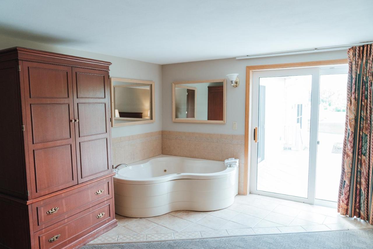 | Skaneateles Suites