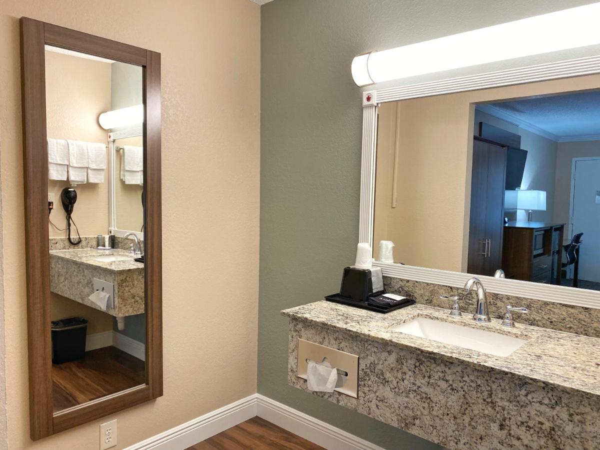  | Roadstar Hotel Zephyrhills