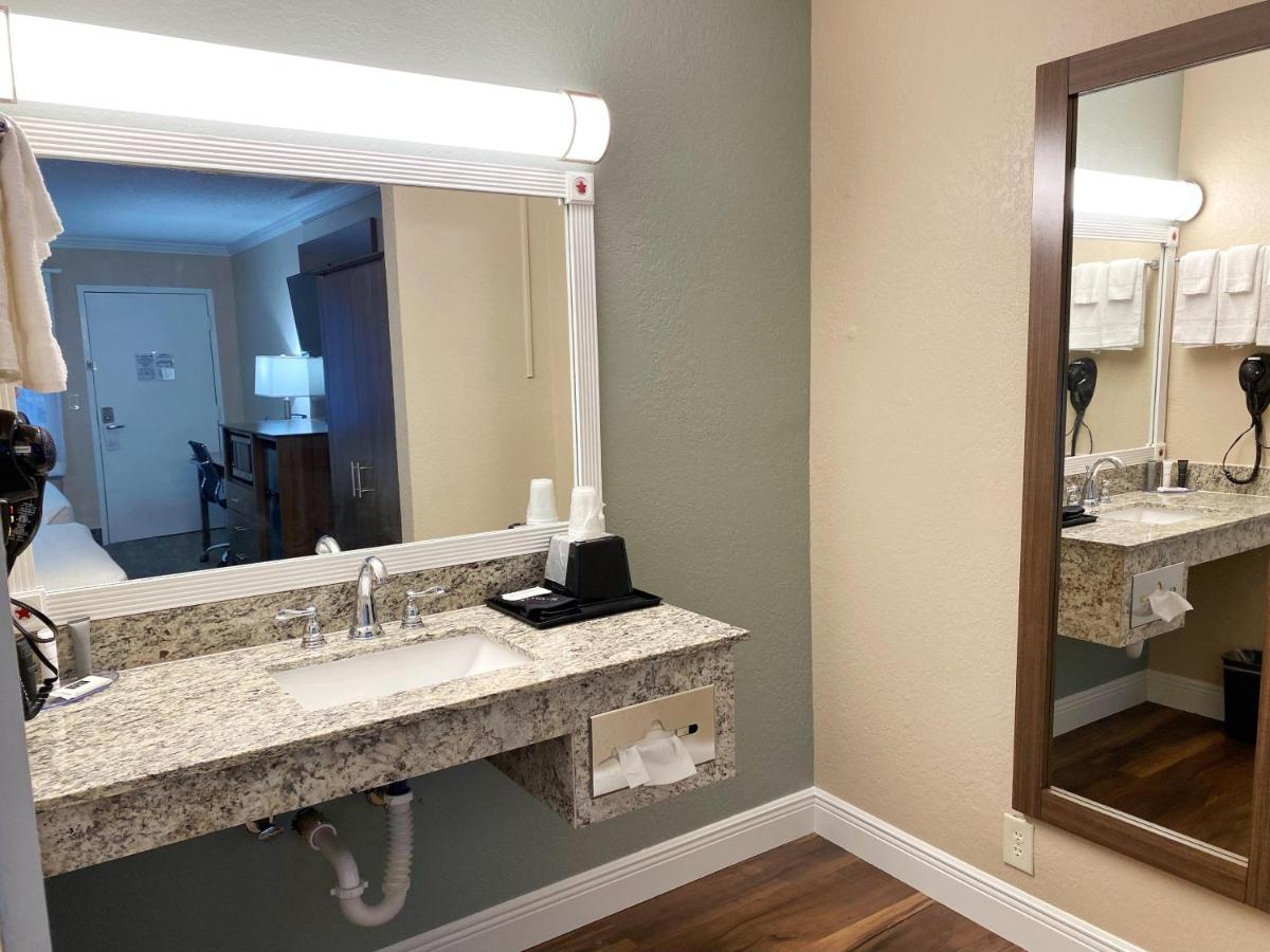  | Roadstar Hotel Zephyrhills