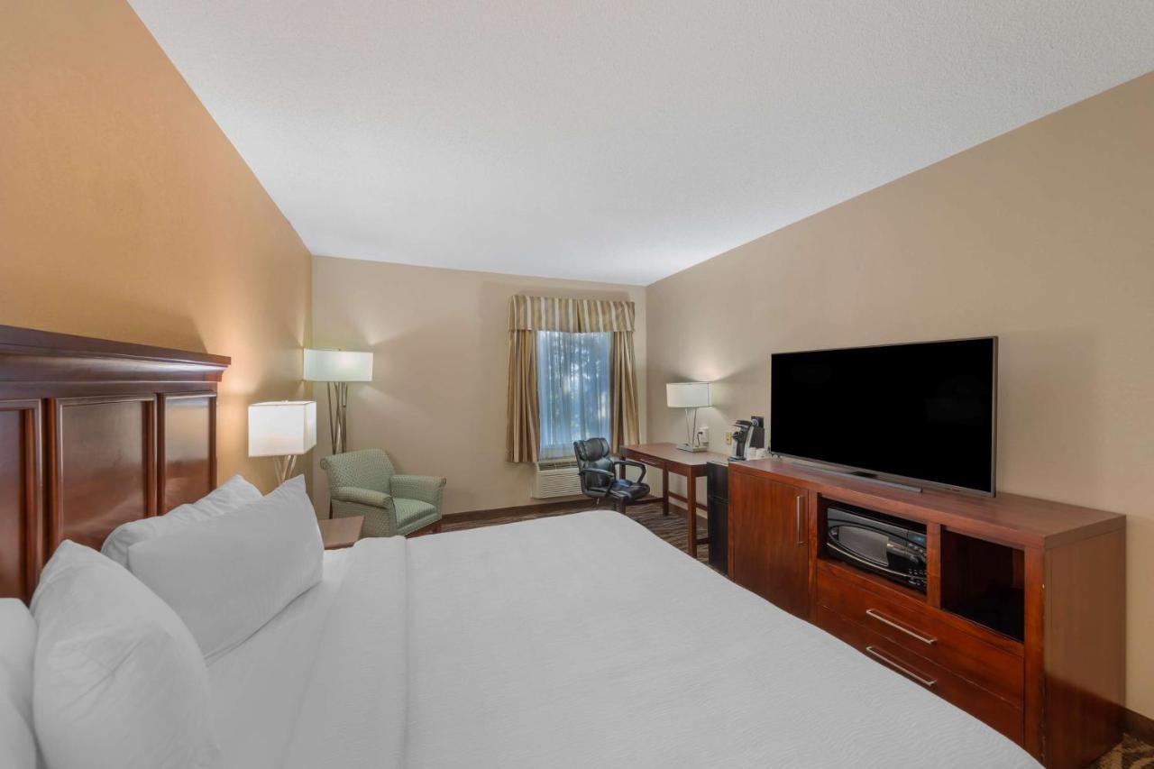 King Room with Bath Tub - Disability Access/Non-Smoking at Best Western Plus Russellville Hotel & Suites