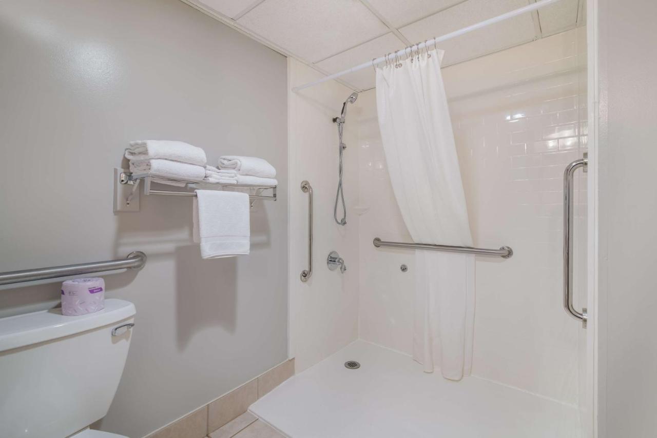 King Room with Mobility Accessible Roll-In Shower - Non-Smoking at Mountain Lake Inn