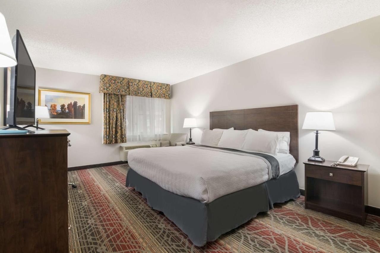 King Room with Mobility Accessible Roll-In Shower - Non-Smoking at Mountain Lake Inn