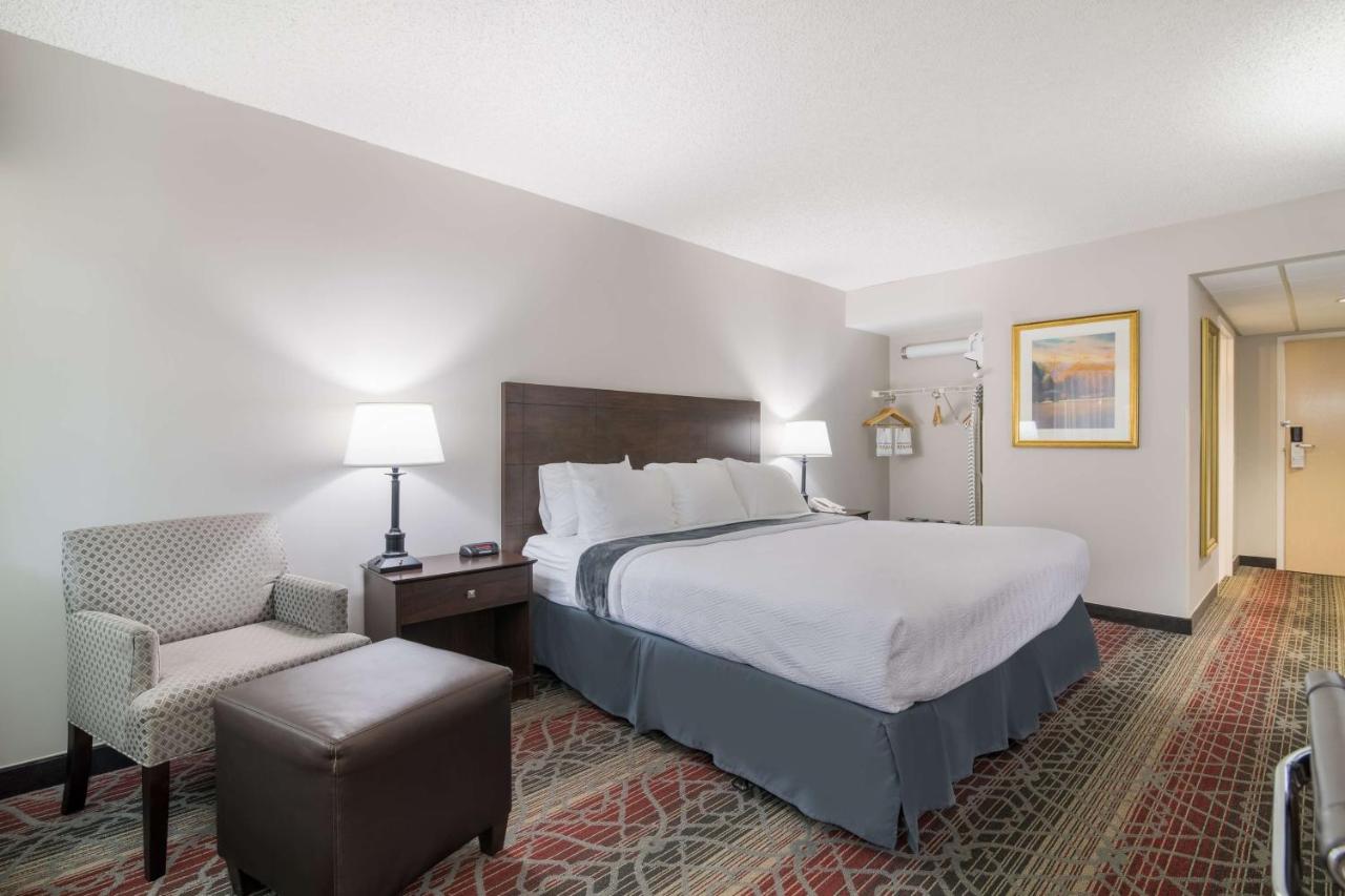 King Room with Mobility Accessible Roll-In Shower - Non-Smoking at Mountain Lake Inn