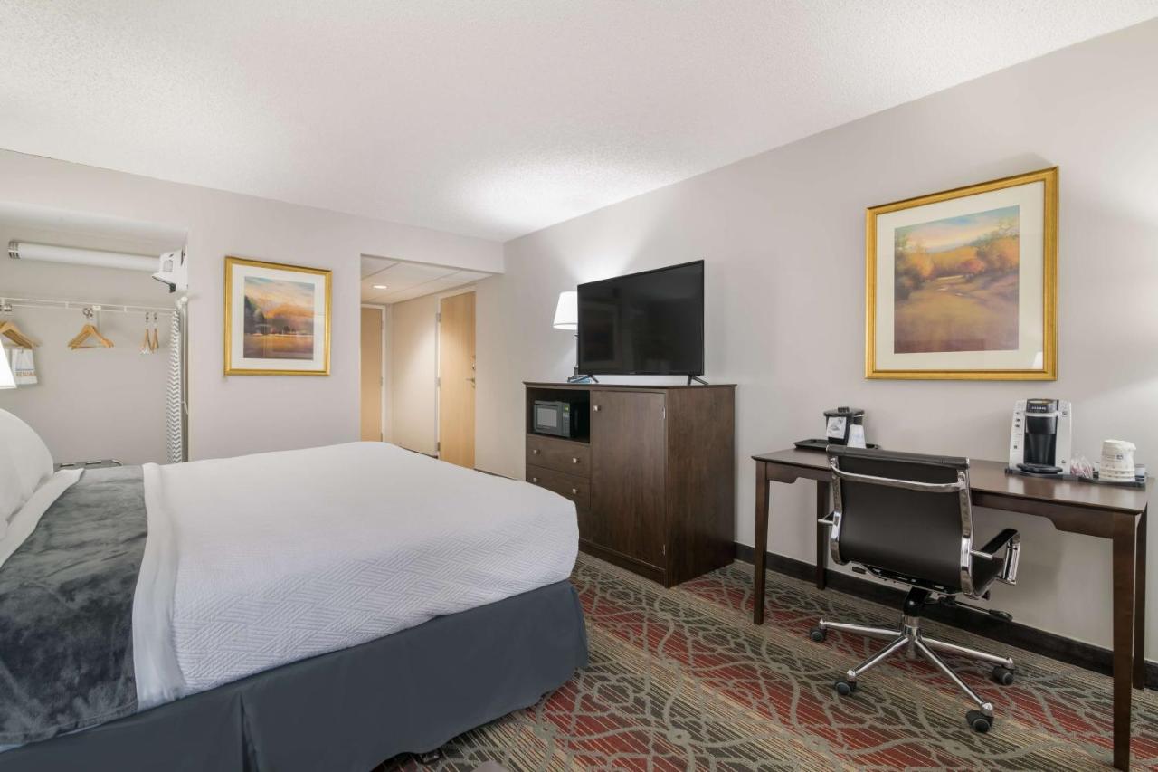 King Room with Mobility Accessible Roll-In Shower - Non-Smoking at Mountain Lake Inn