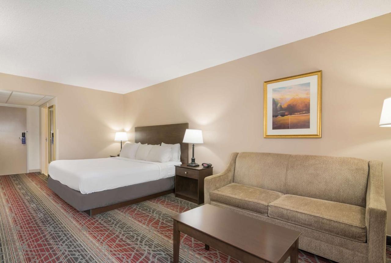 King Room with Mobility Accessible Roll-In Shower - Non-Smoking at Mountain Lake Inn