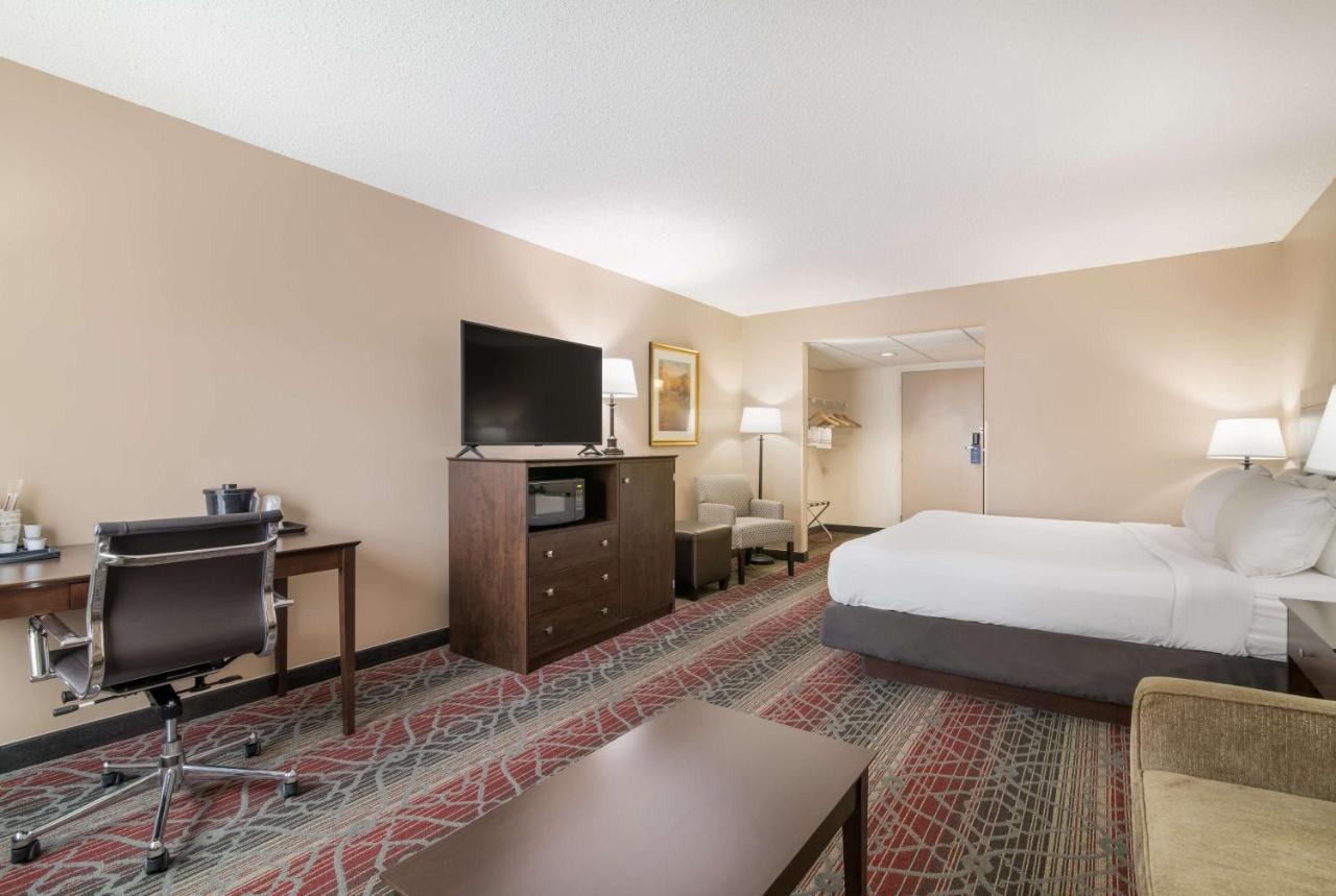 King Room with Mobility Accessible Roll-In Shower - Non-Smoking at Mountain Lake Inn