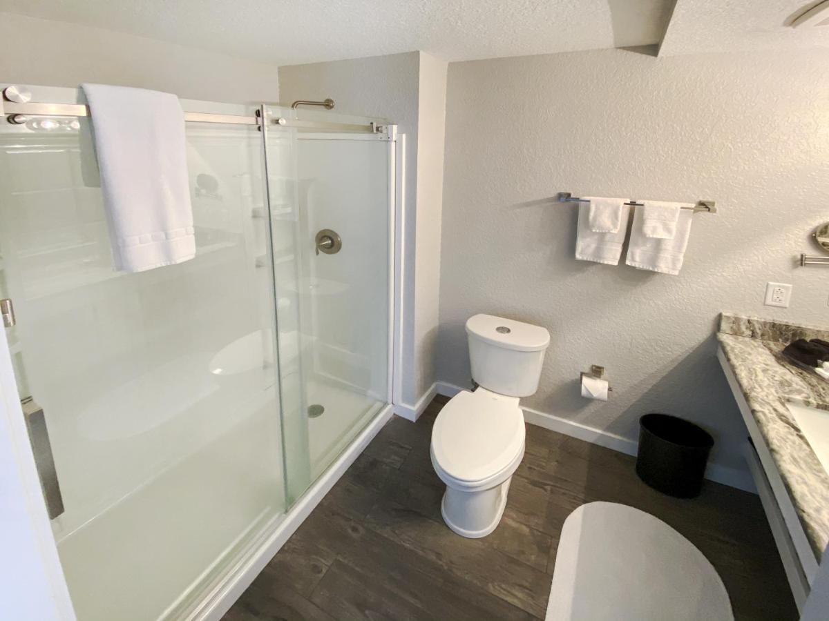 Standard Queen Room at Artisan Downtown