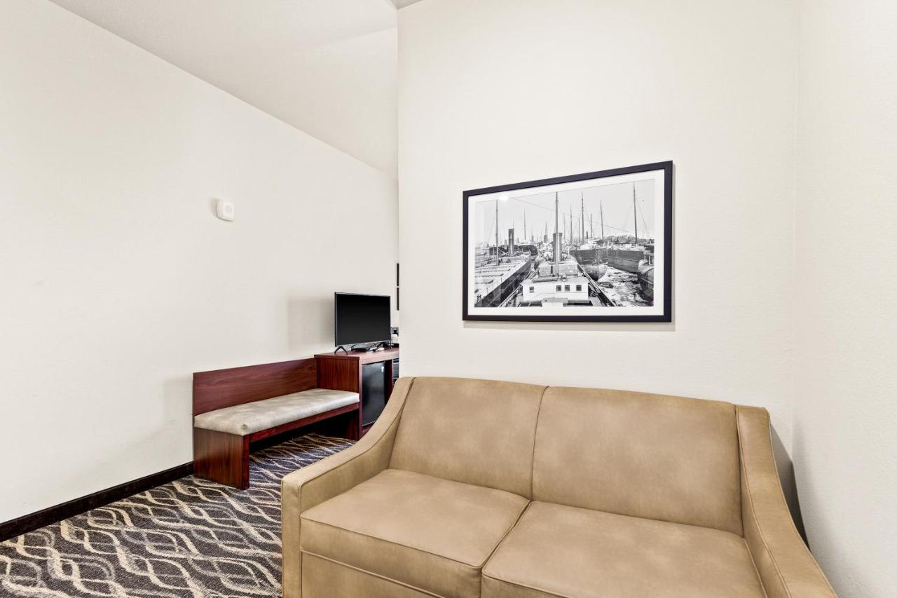 King Studio with Sofa Bed at Cobblestone Hotel & Suites - Superior Duluth