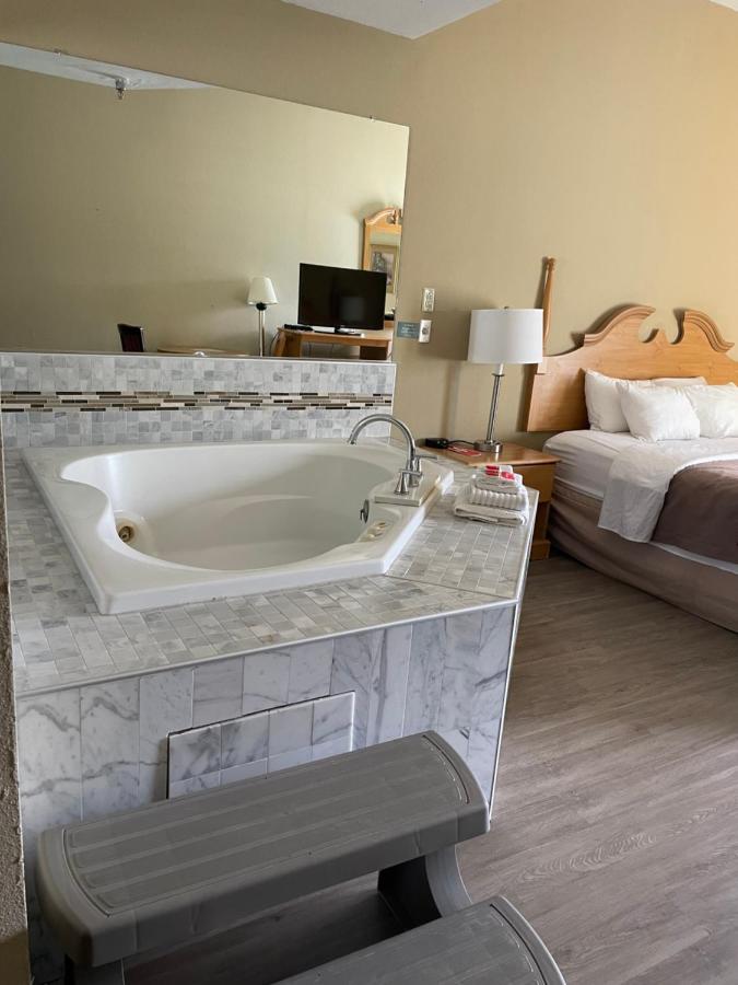 King Room with Spa Bath at Econo Lodge Newport Smoky Mountains Gateway