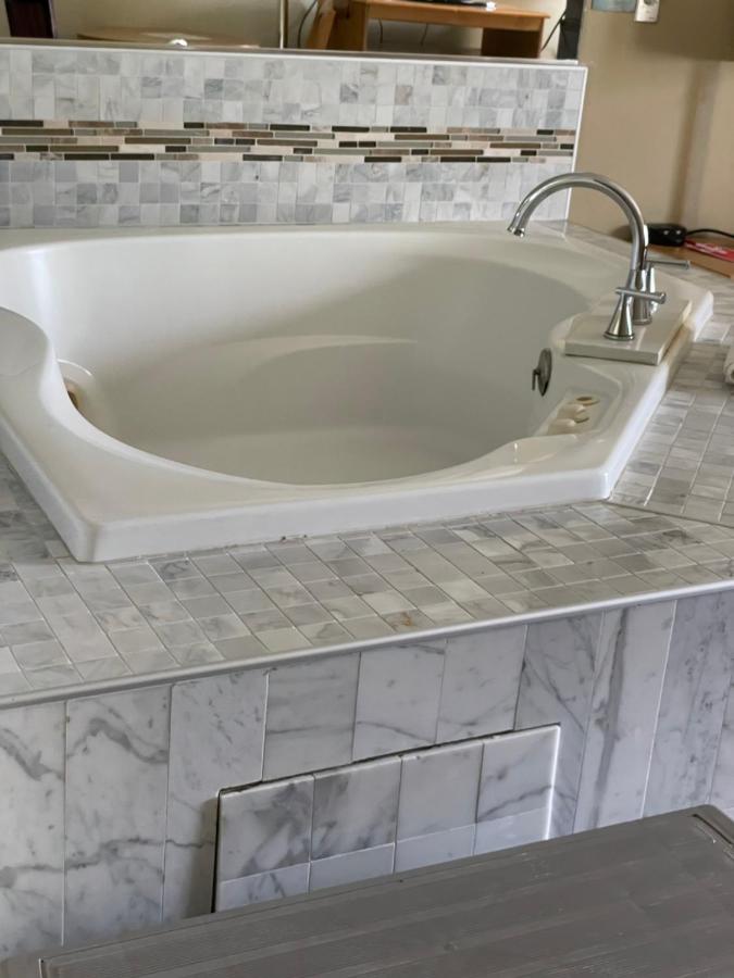 King Room with Spa Bath at Econo Lodge Newport Smoky Mountains Gateway