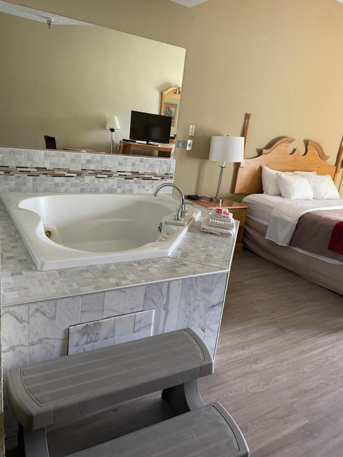 King Room with Spa Bath at Econo Lodge Newport Smoky Mountains Gateway