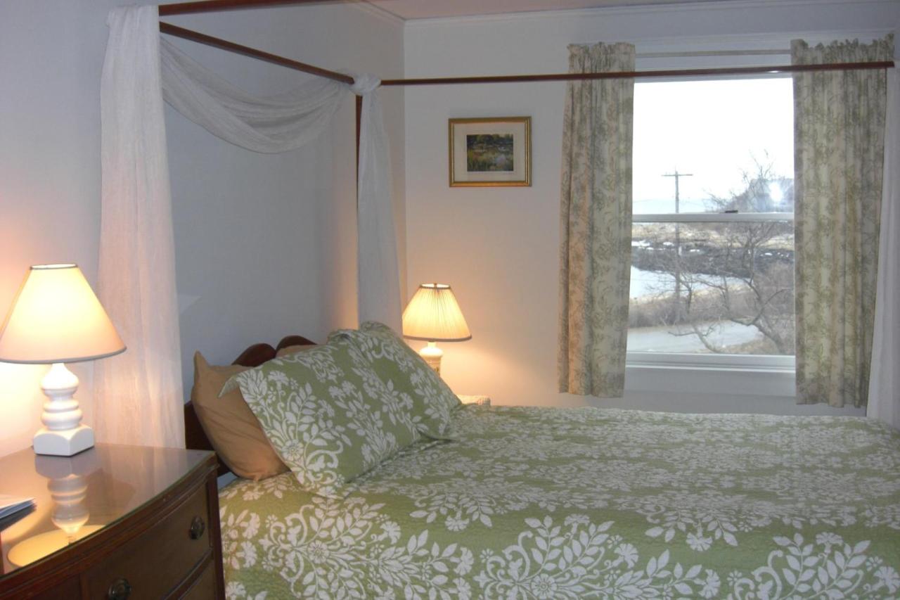 | Seafarer Inn