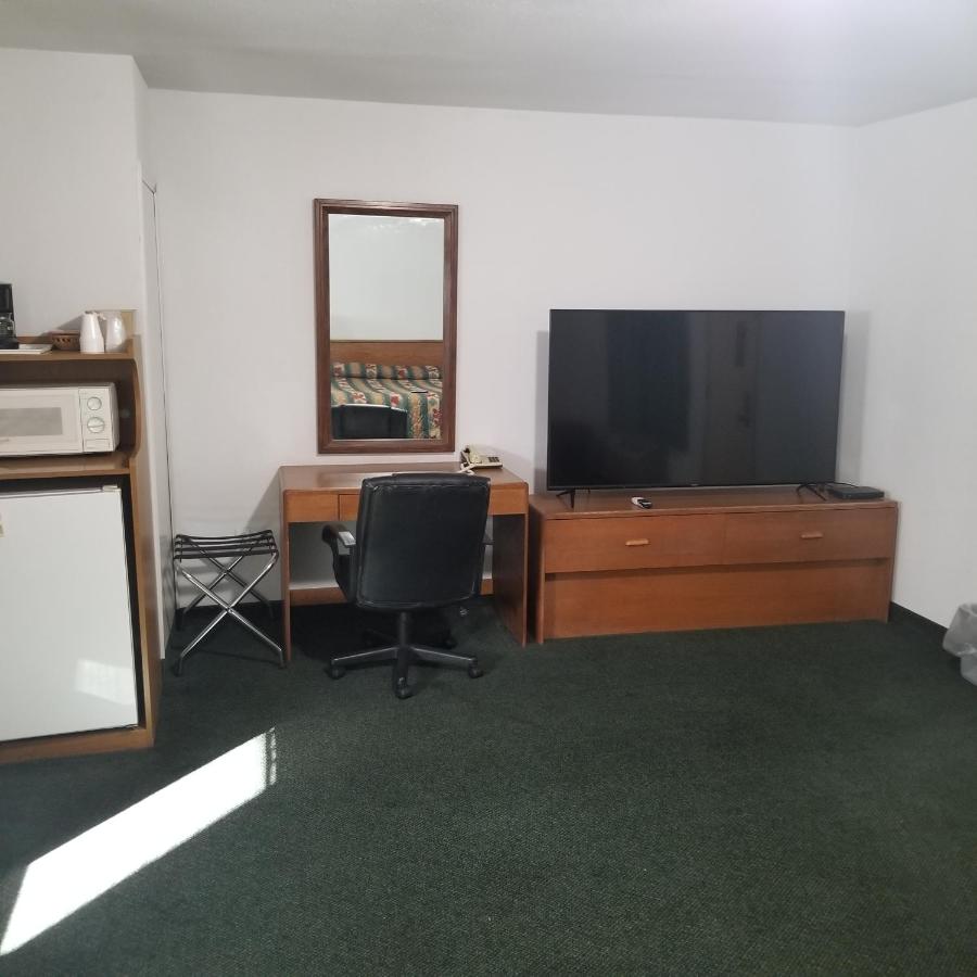 | Budget 8 Motel