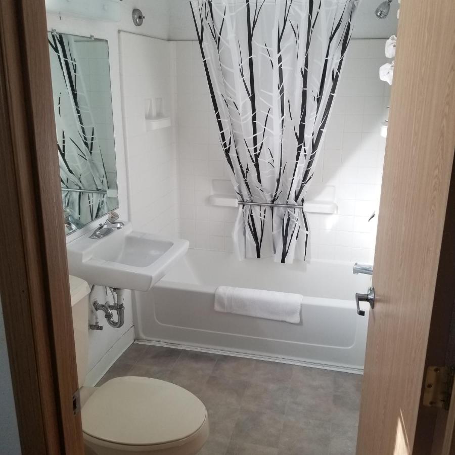 | Budget 8 Motel
