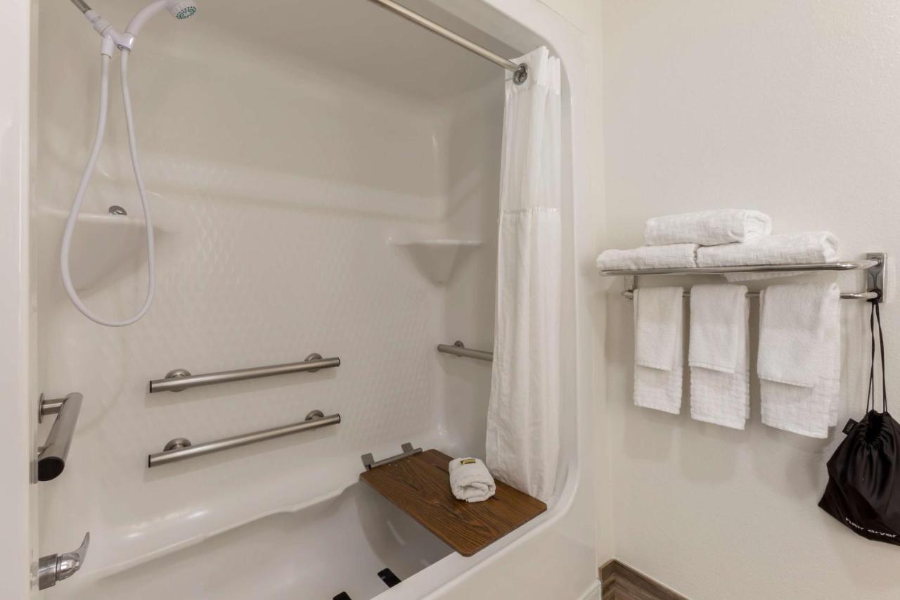 King Suite with Bath Tub - Mobility Accessible at Best Western Plus Yuma Foothills Inn & Suites