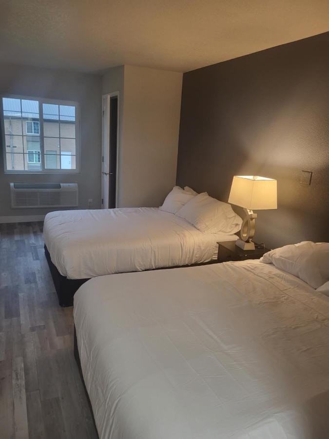 Queen Room at Red Fox Inn and Suites
