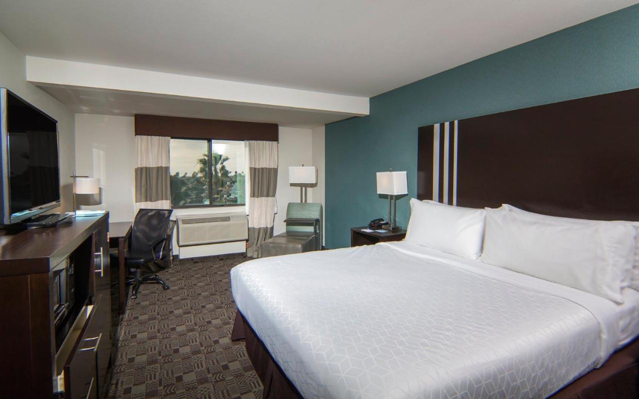  | Holiday Inn Express Hotel & Suites Carlsbad Beach