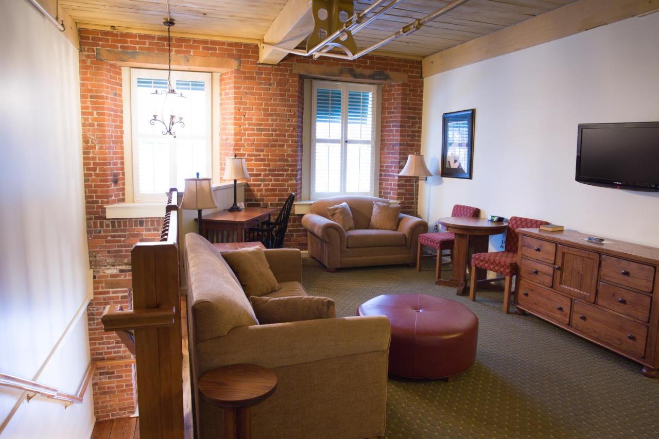| The Common Man Inn & Restaurant