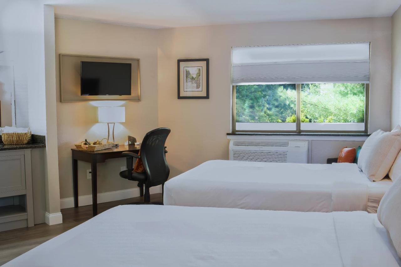 Double Room with Two Double Beds - Non-Smoking at Align Inn Vermont