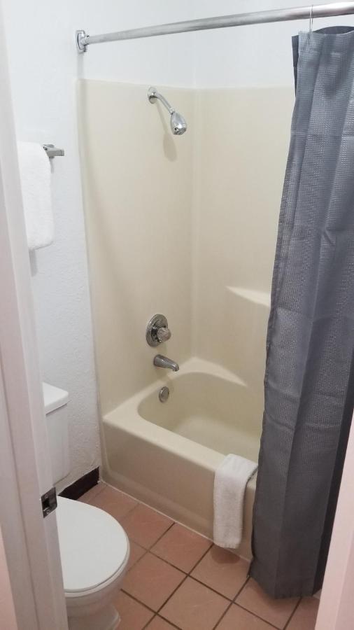 | Executive Inn Stillwater