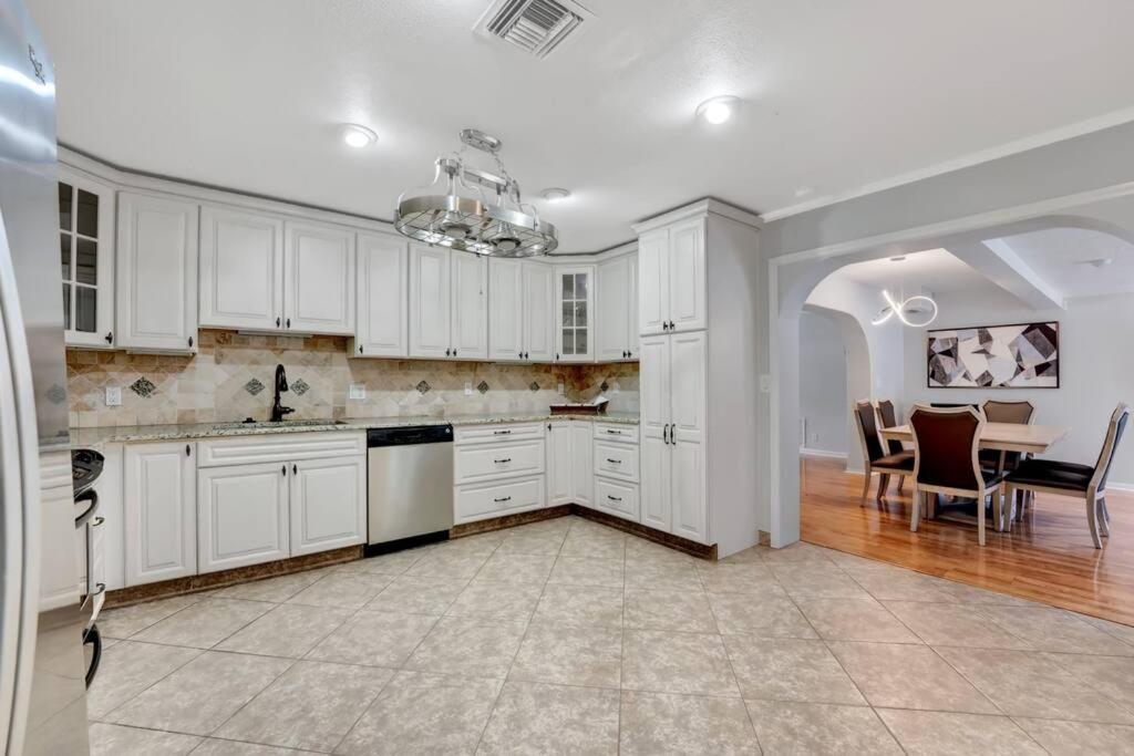  | Spacious Boyton Beach 4BR with pool near beach