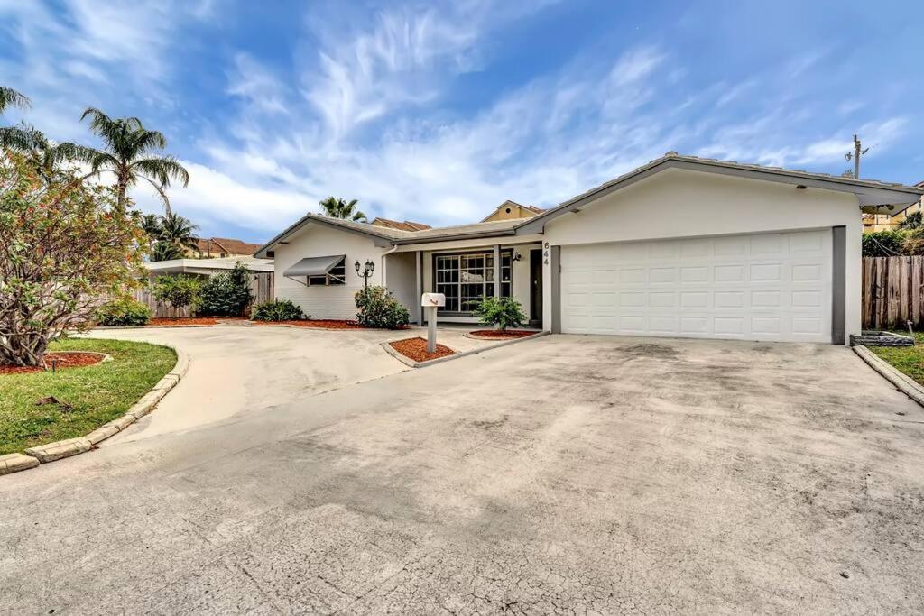  | Spacious Boyton Beach 4BR with pool near beach