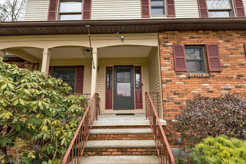 | Charming 5 Bedroom Residential Home w/Lots of fun