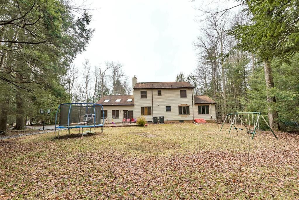 | Charming 5 Bedroom Residential Home w/Lots of fun