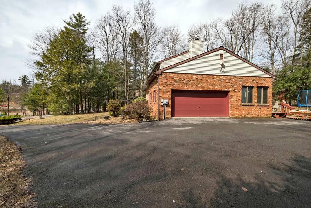 | Charming 5 Bedroom Residential Home w/Lots of fun