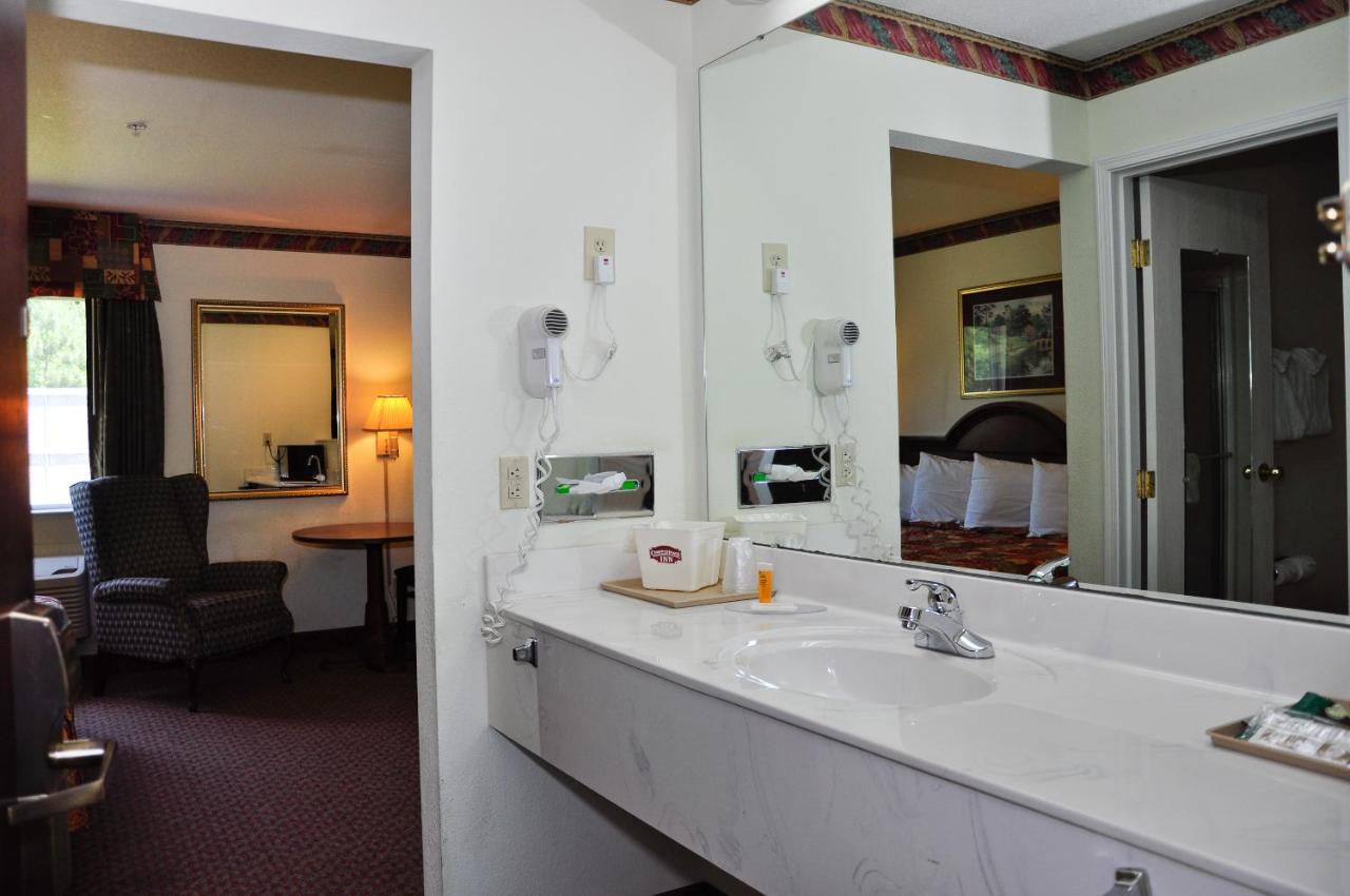 Queen Room - Disability Access - Non-Smoking at Days Inn & Suites by Wyndham Siler City
