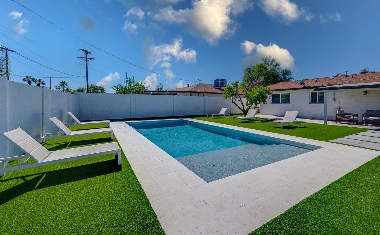  | Quiet Contemporary Deluxe Estate 4BD/3BA: Old Town Scottsdale