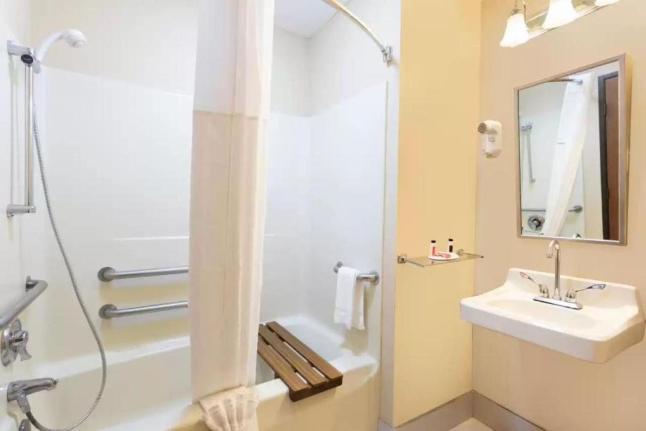 King Room - Accessible/Non Smoking at Clarion Pointe Harrodsburg-Danville