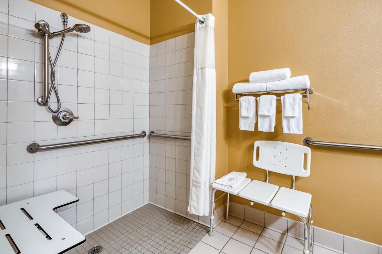 Queen Room with Roll-In Shower - Accessible/Non-Smoking at Quality Inn and Suites Springfield Southwest near I-72