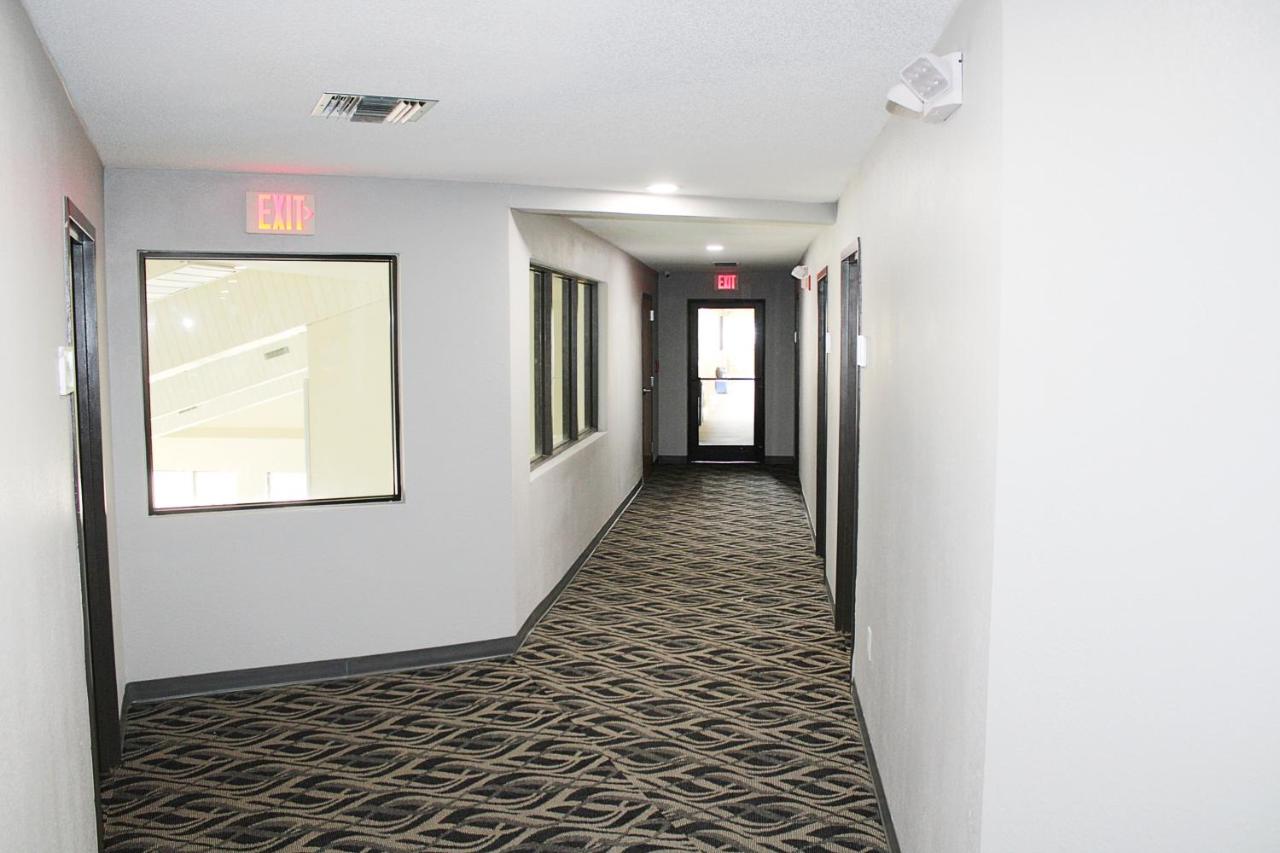 | Greenlight Inn & Suites St James