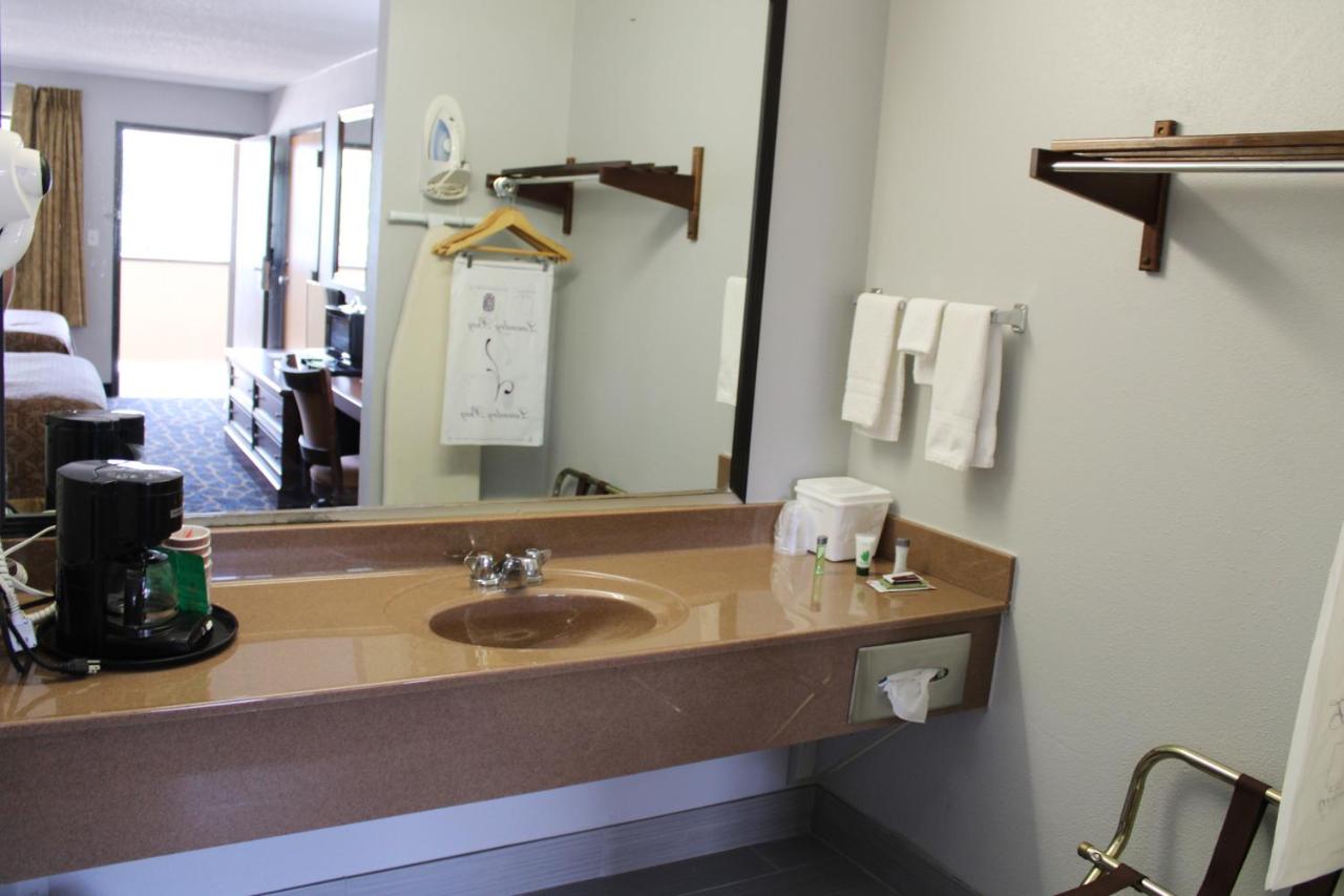 | Greenlight Inn & Suites St James
